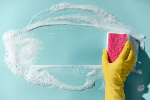 Rengöring av yta med svamp och handske – Clean For You